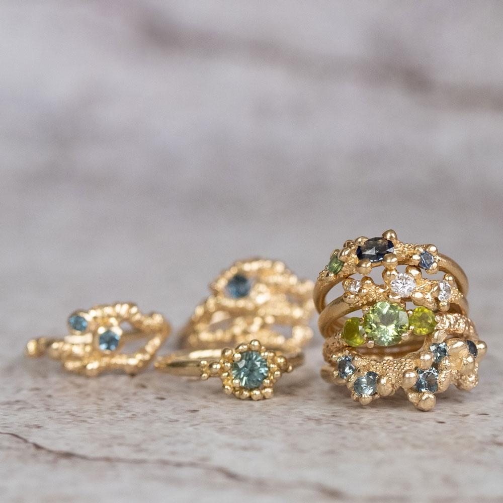 Reef Medium Blue Ring | Fingerring Ring guld safir | Guldsmed Trine Wilkens | Eget værksted og smykkebutik i Aarhus C | Håndlavede smykker